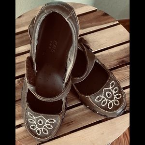 Mary Jane Leather Sketchers, medium brown. size 8